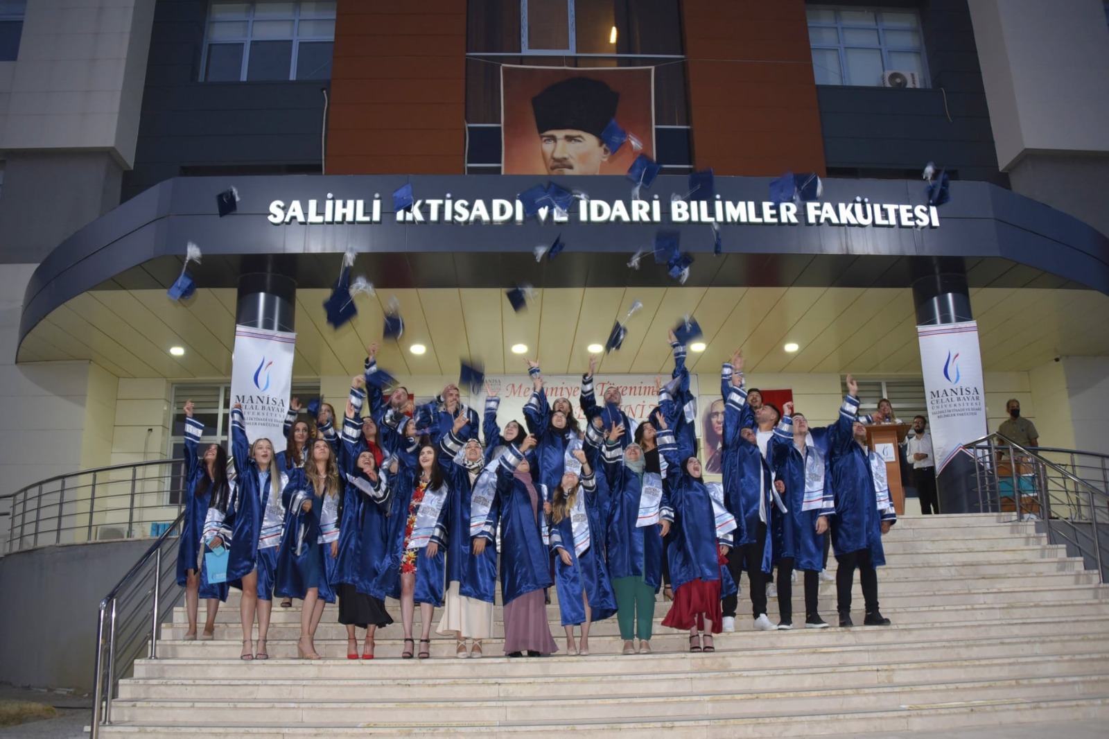 cbu salihli iktisadi ve idari bilimler fakultesi ilk mezunlarini verdi