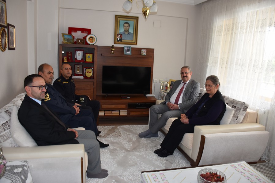 Kaymakam SAĞLAM, Anneler Gününde Şehidimizin Annesini Ziyaret Etti.